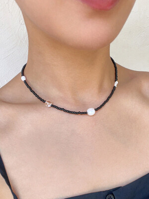 BLACK BEADS AND PEARL NECKLACE AN223027