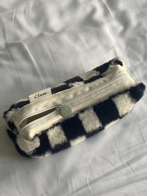 Clam round pencilcase _ Fur Black Checkerboard