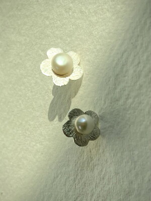 uneven silver earring_pearl daisy