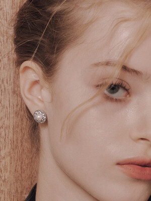 Brilliant Flower Earrings [Crystal]