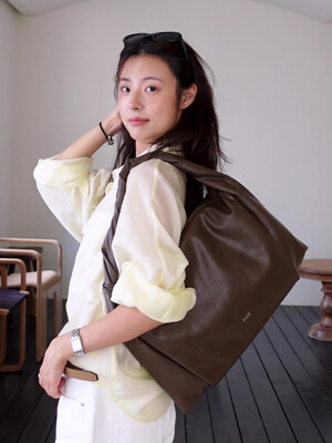 [채랑PICK]TWIST STRAP LEATHER BIG BAG [BROWN]