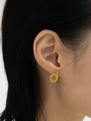Chestnut gold earring