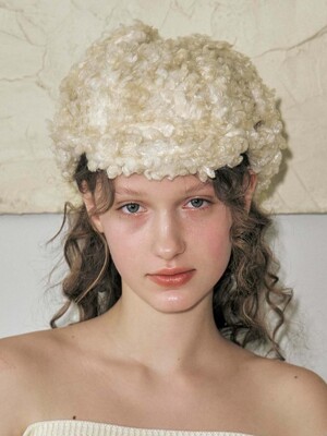 CURLY EARFLAP HAT IN BEIGE