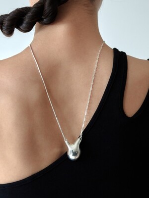 Classic vase necklace