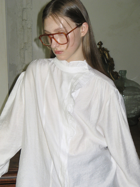 블라우스 - 시눈 (SINOON) - HALF-NECK FRILL BLOUSE (WHITE)