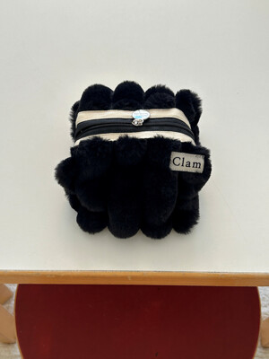 Clam round pouch _ Fur Black stripe