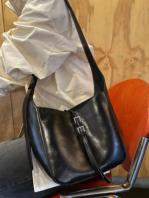 DOUBLE BUCKLE SHOULDER BAG [BLACK]