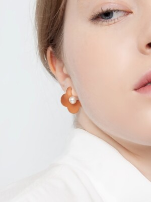 Flower plus pearl earring