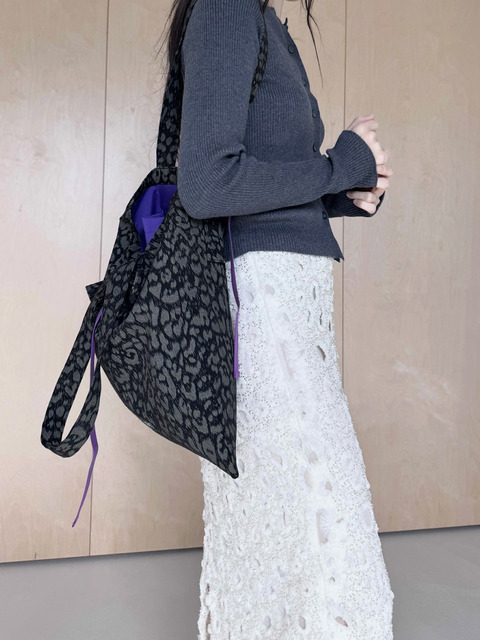 쥬에 Canvas autumn leopard bag. black