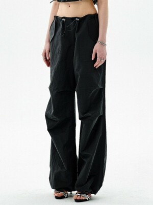 GLOSSY NYLON PARACHUTE PANTS [CHARCOAL]