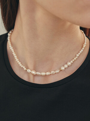 Carrie Pearls Necklace