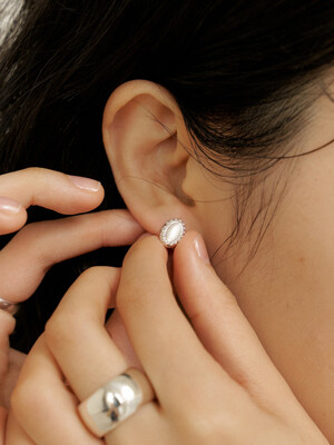 Bloom earring / silver / milk moonstone