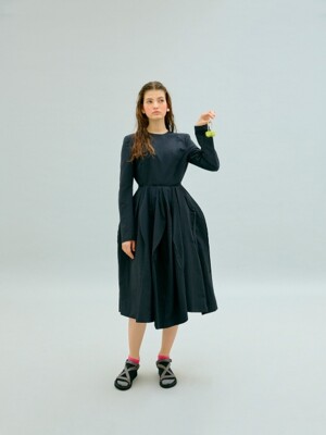 BACK-OPEN REVERSAL DRESS (BLACK)