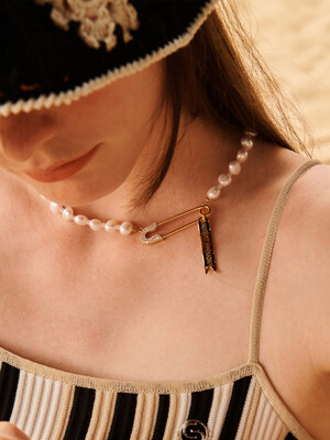 [단독]Safety Pin Pebble Pearl Necklace (2 COLORS)