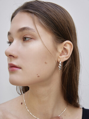 BRAIDED HOOP EARRING
