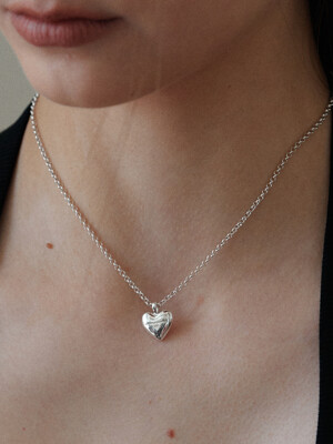 PLUMPY HEART NECKLACE