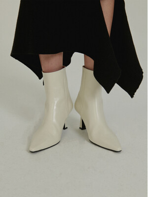 Pointed Ankle Boots / Ivory