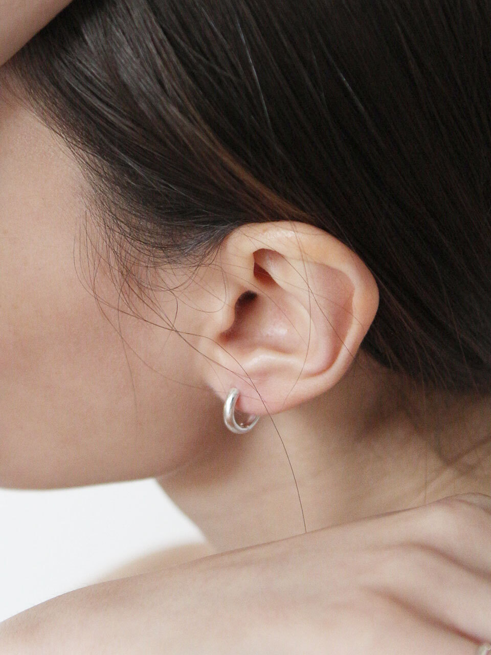TN025 Basic sleek round semi bold earring