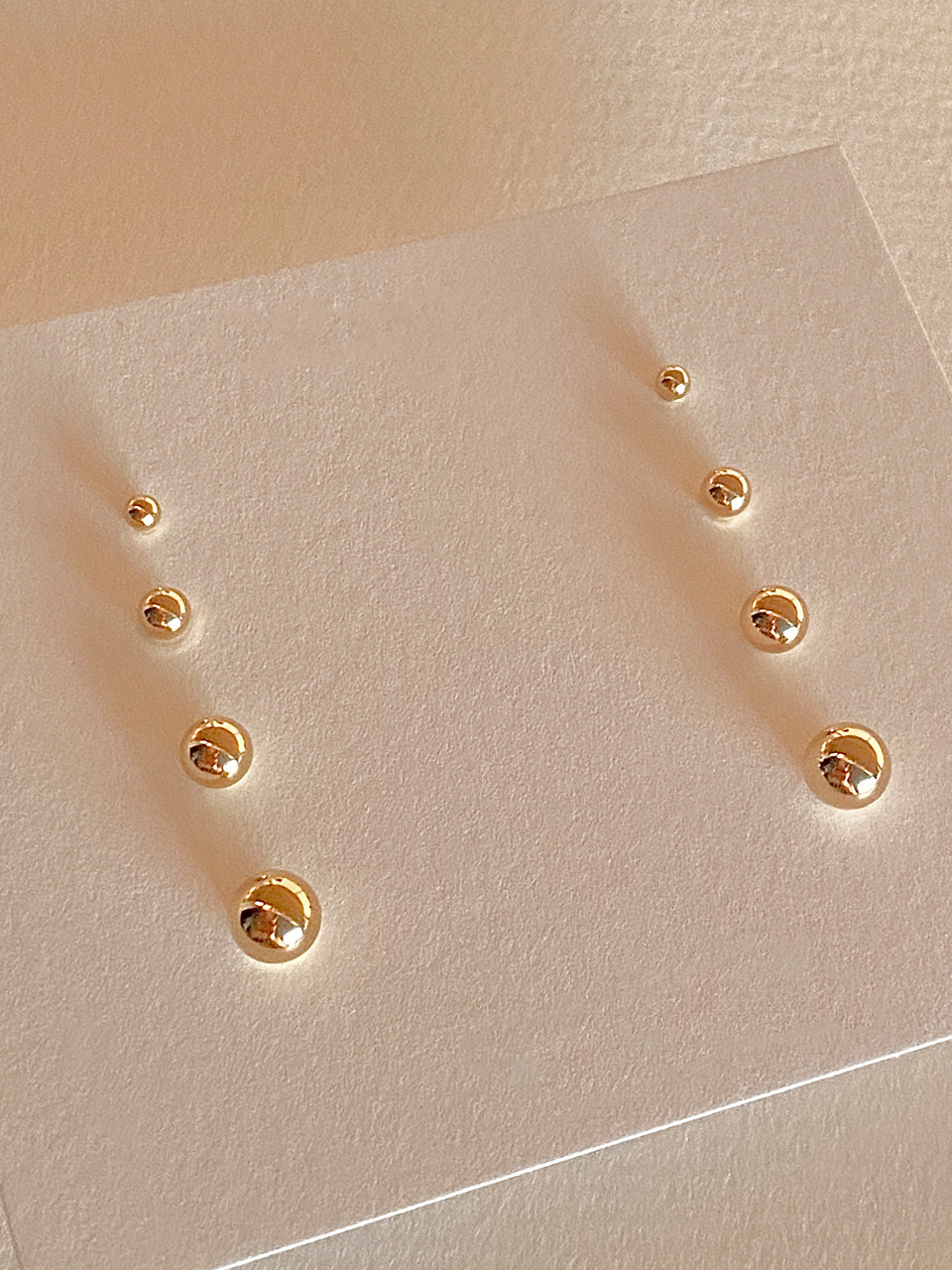 Базовые серьги-шарики из золота 14k gold на каждый день