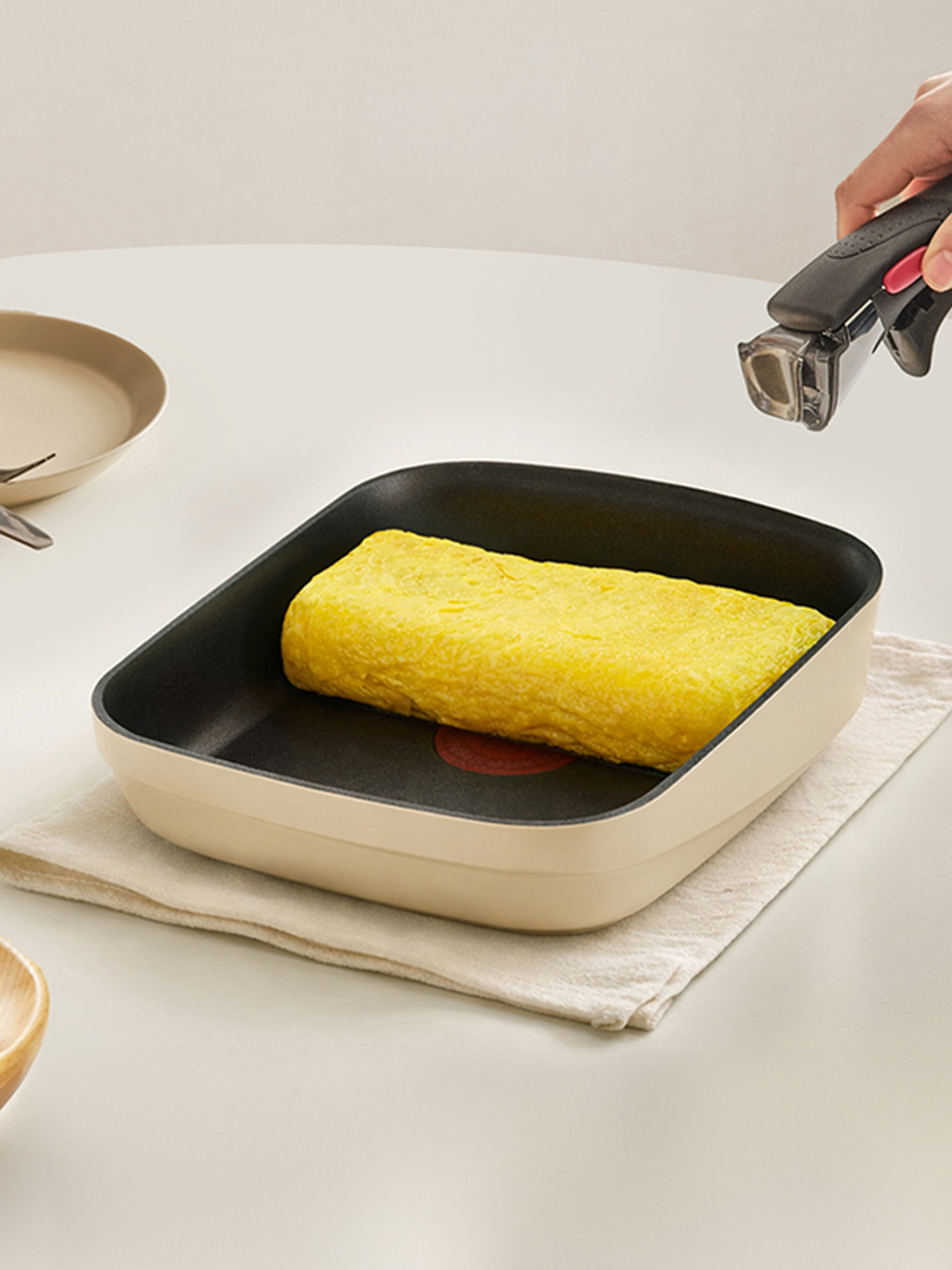 Tefal Magic Hands — сковорода для омлета, кремовая [совместима с индукцией, титан 3X]