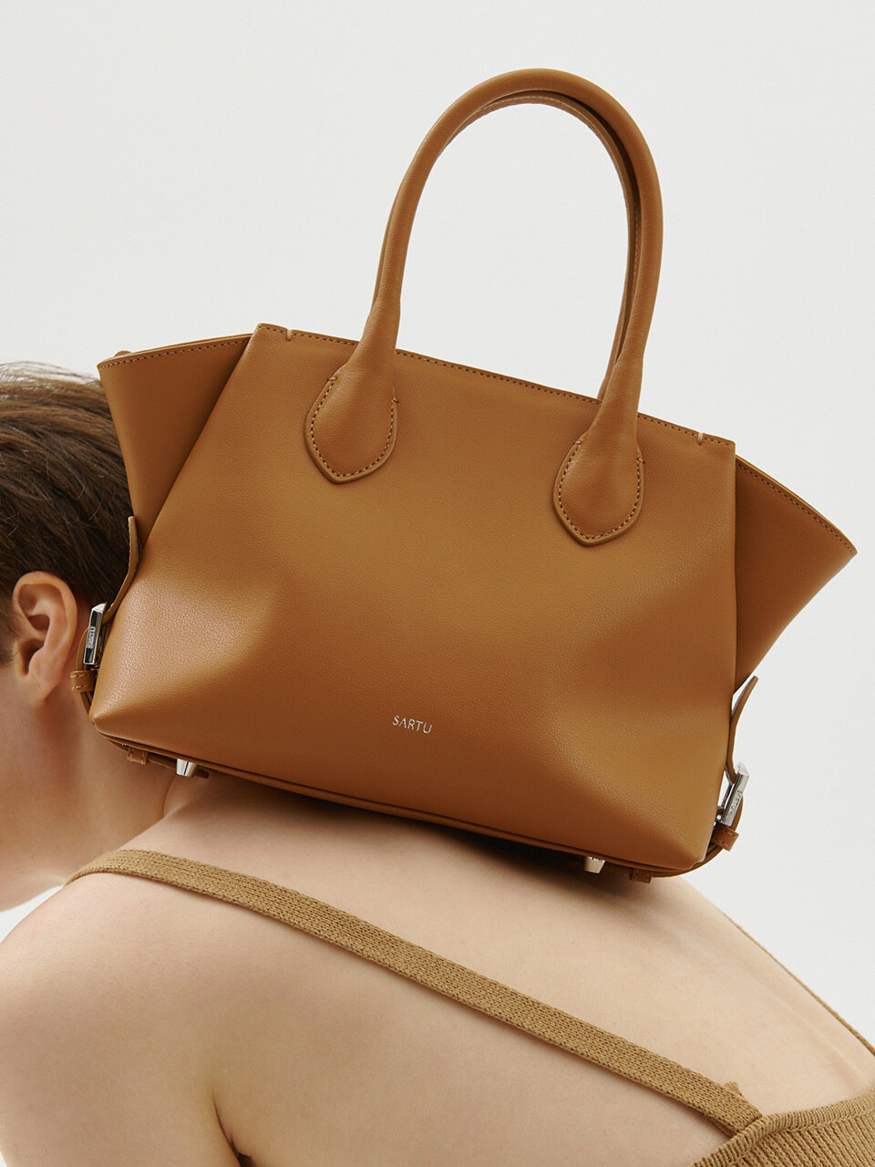 sartu 사르투 TYE TOTE BAG (TAUPE) 사르투 | TYE collection 컨템포러리 백 브랜드 SARTU 공식 홈페이지