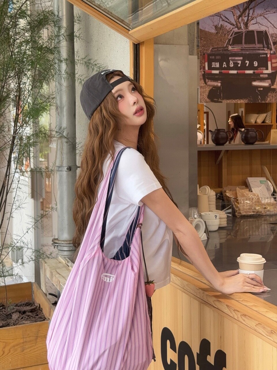 REVERSIBLE STRIPE SHOULDER BAG-PINK