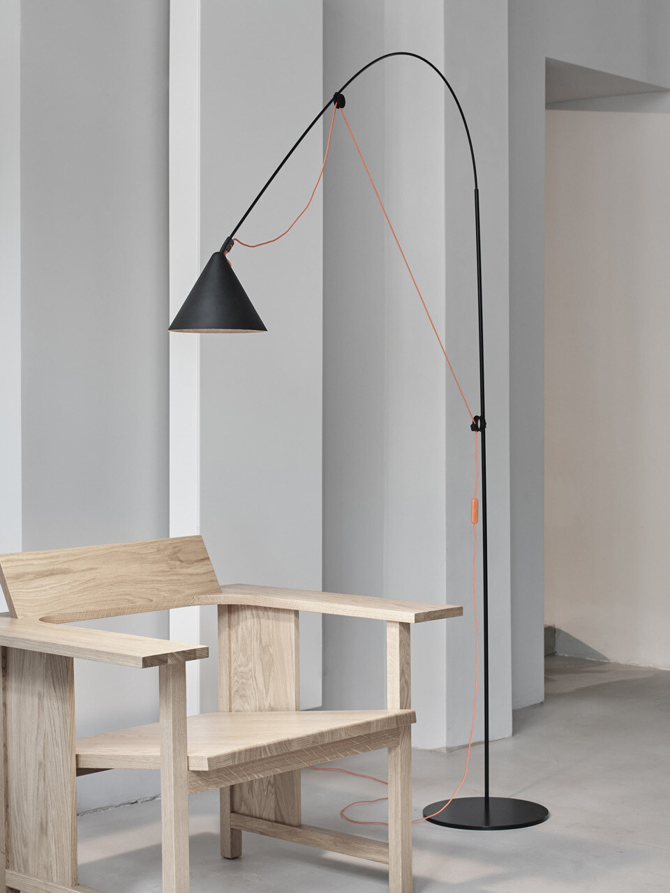 AYNO L Floor Lamp Black