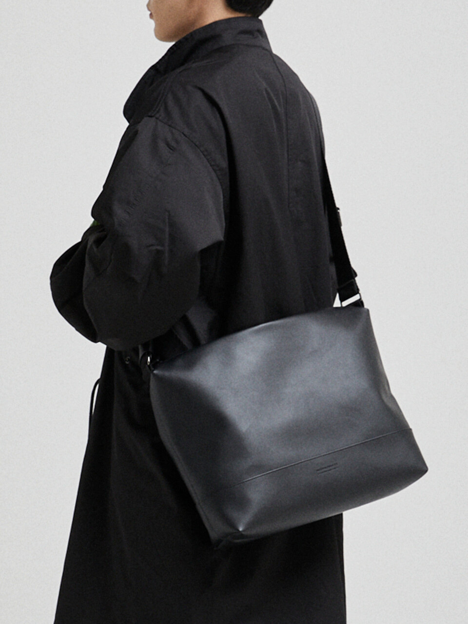 CARSON HQ MESSENGER CROSS BAG