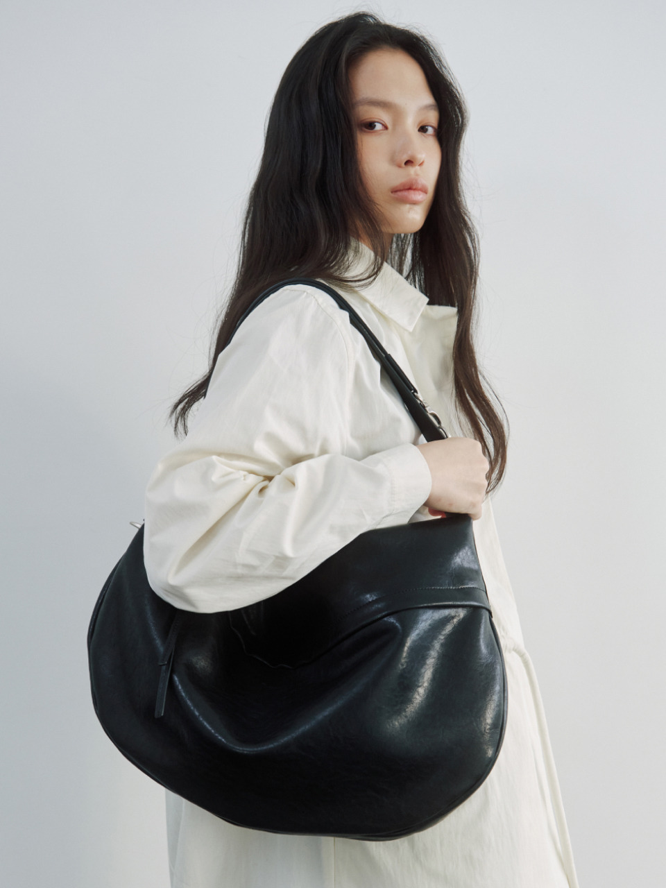 ARC CROSSBODY BAG (SOFT BLACK)