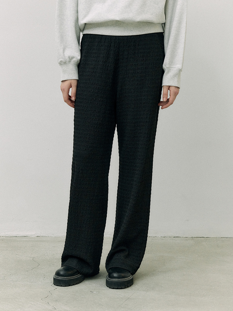 [rolarola] SEMI BOOTS CUT WRINKLE PANTS ★大人気★ 로라로라]SEMI BOOTS CUT WRINKLE PANTS BLACK