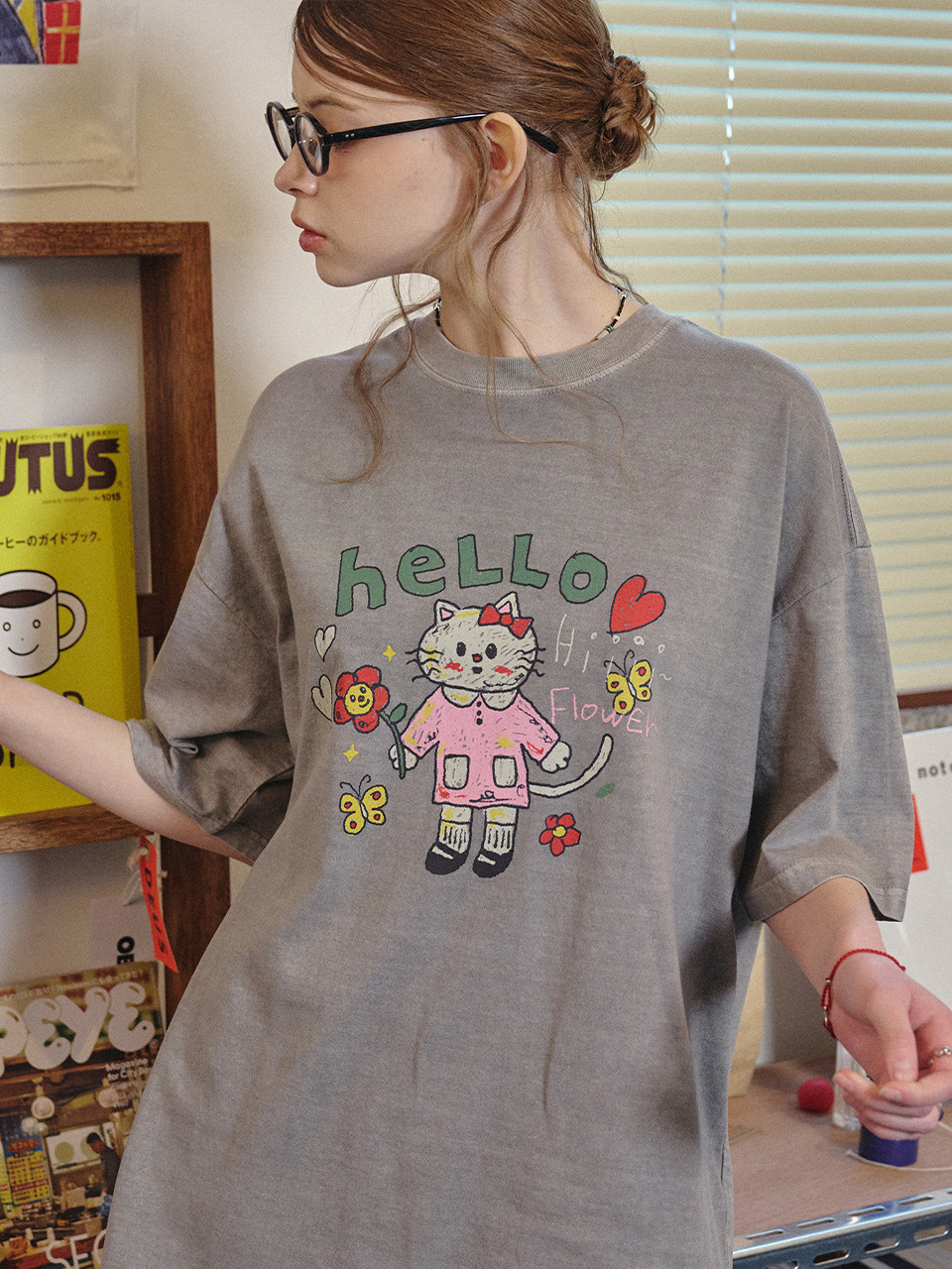 Футболка HELLO FLOWER с пигментным принтом Ghost Grey