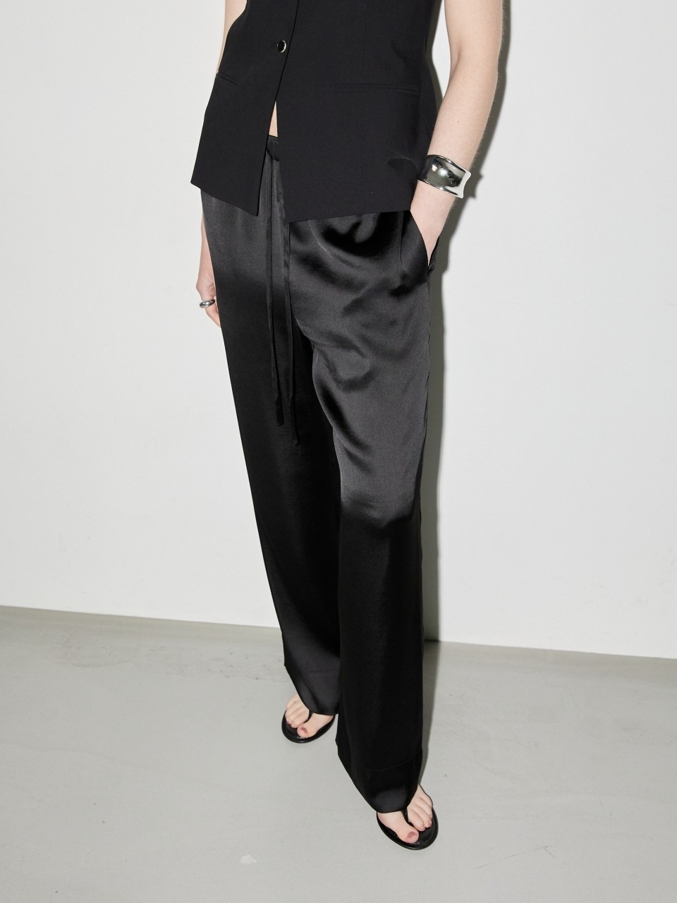 SATIN STRAIGHT PANTS - BLACK