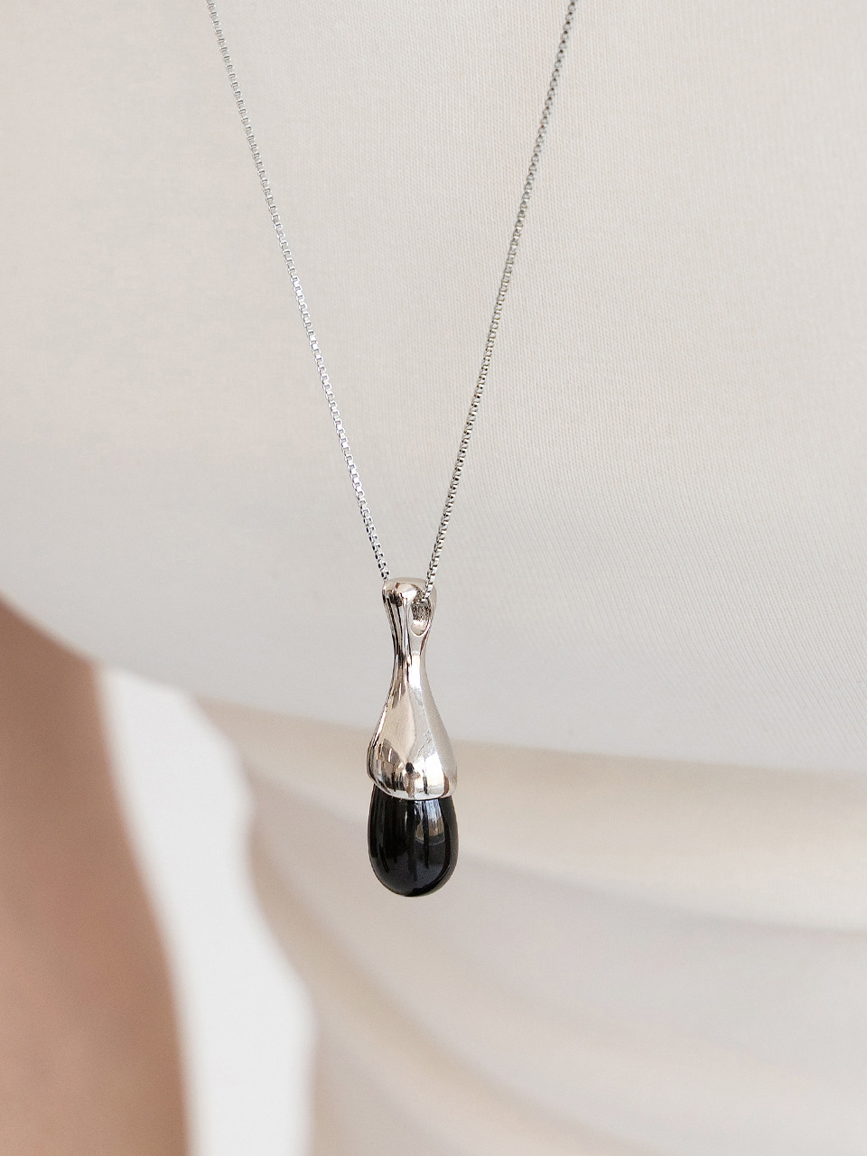 Длинное колье с подвеской Onyx Drop NZ2562