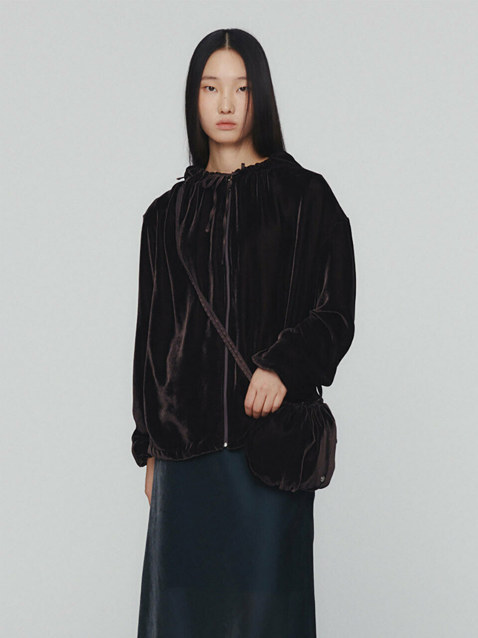 AMOMENTO VELVET SHIRRING HOODIE ダークブラウン 아모멘토]VELVET SHIRRING HOODIE(DARK BROWN)
