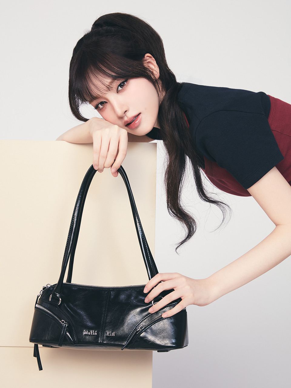 CURVE ZIP BAGUETTE BAG IN BLACK