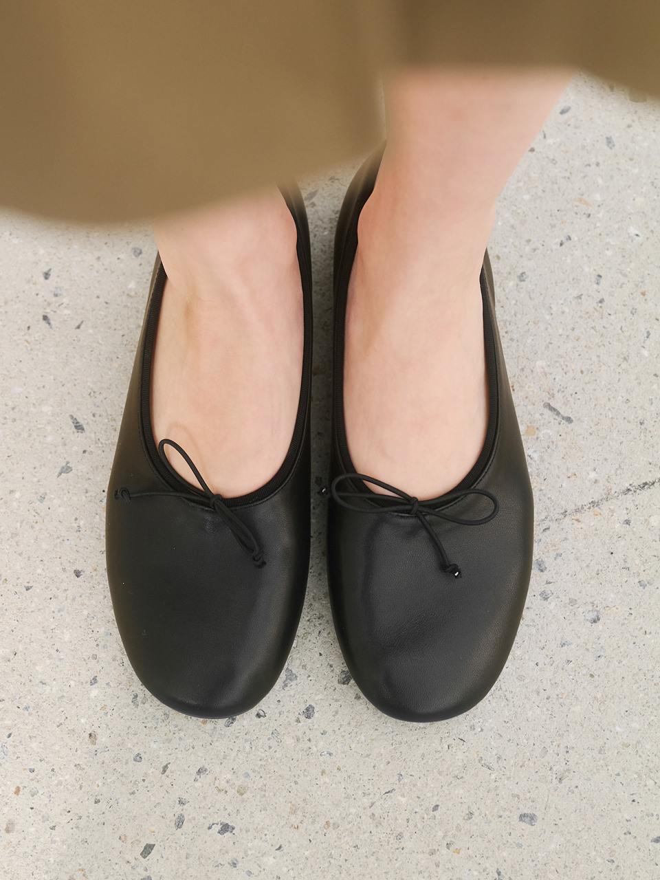[ESSENTIAL] SAE26S02_ESSENTIAL RIBBON FLAT (BK/ LBK)