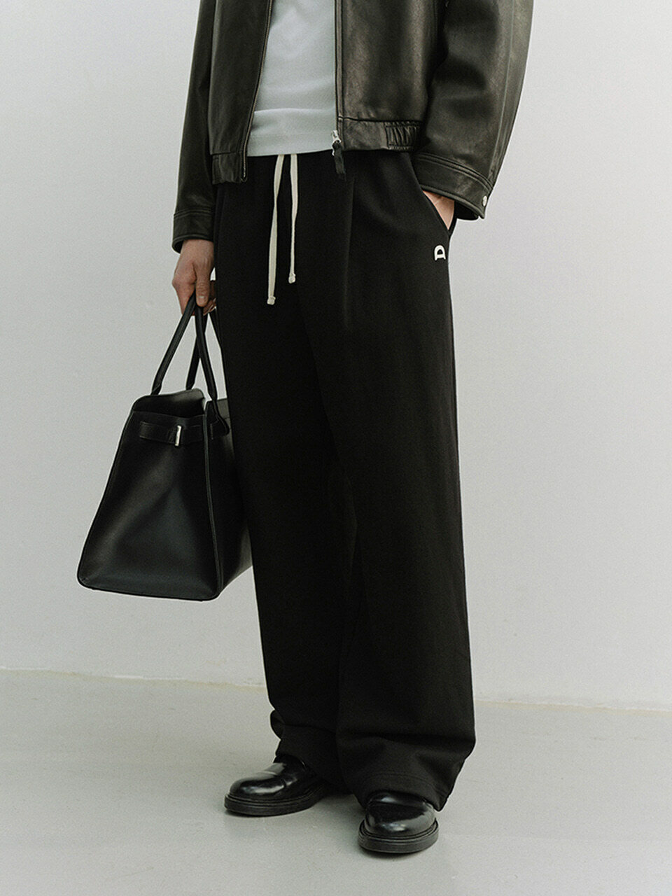 UNISEX LEATHER LOGO WIDE SWEAT PANTS черный_M_UDPA6A102BK
