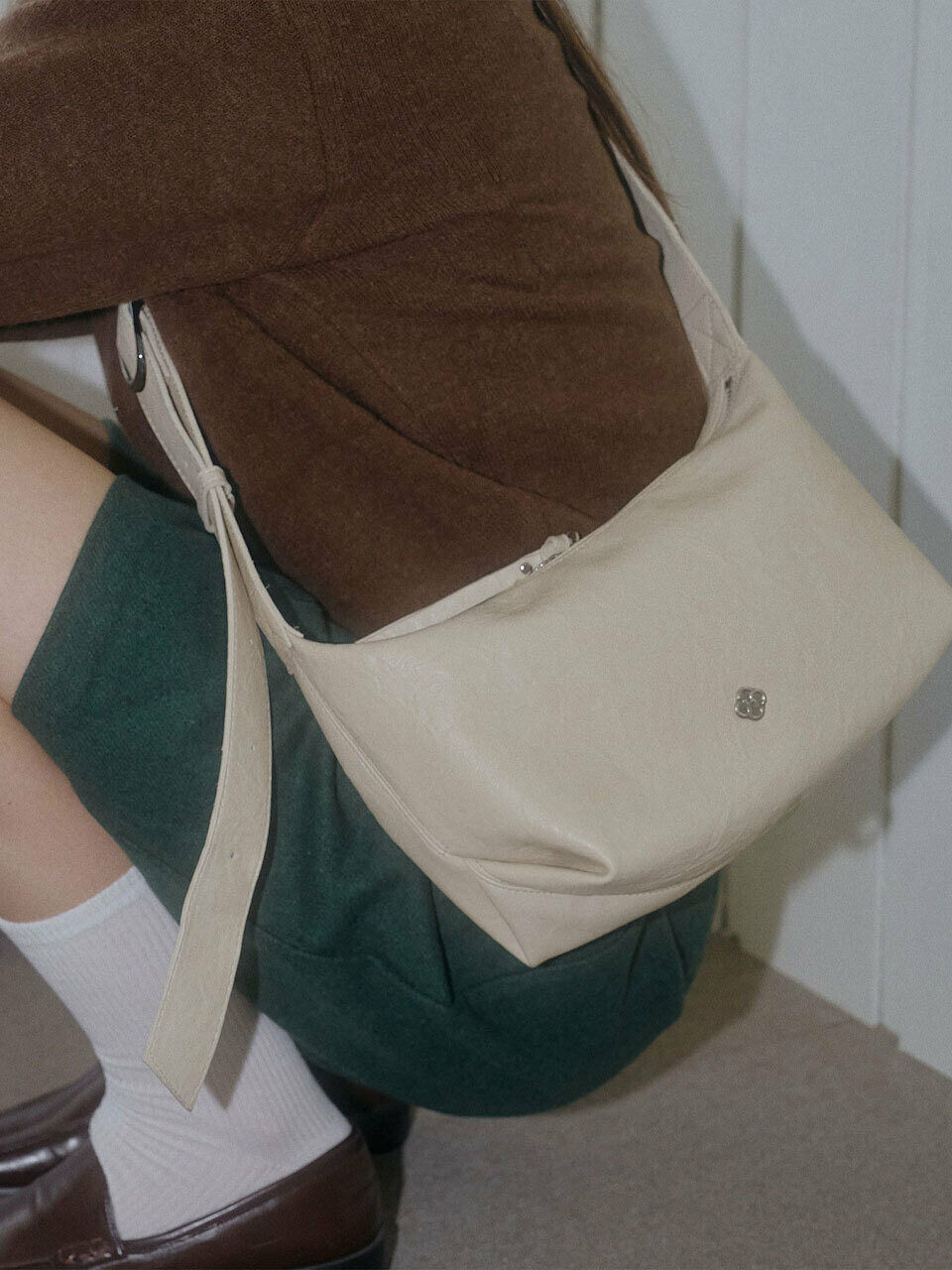 Tail Buckle хобо-сумка - Ivory