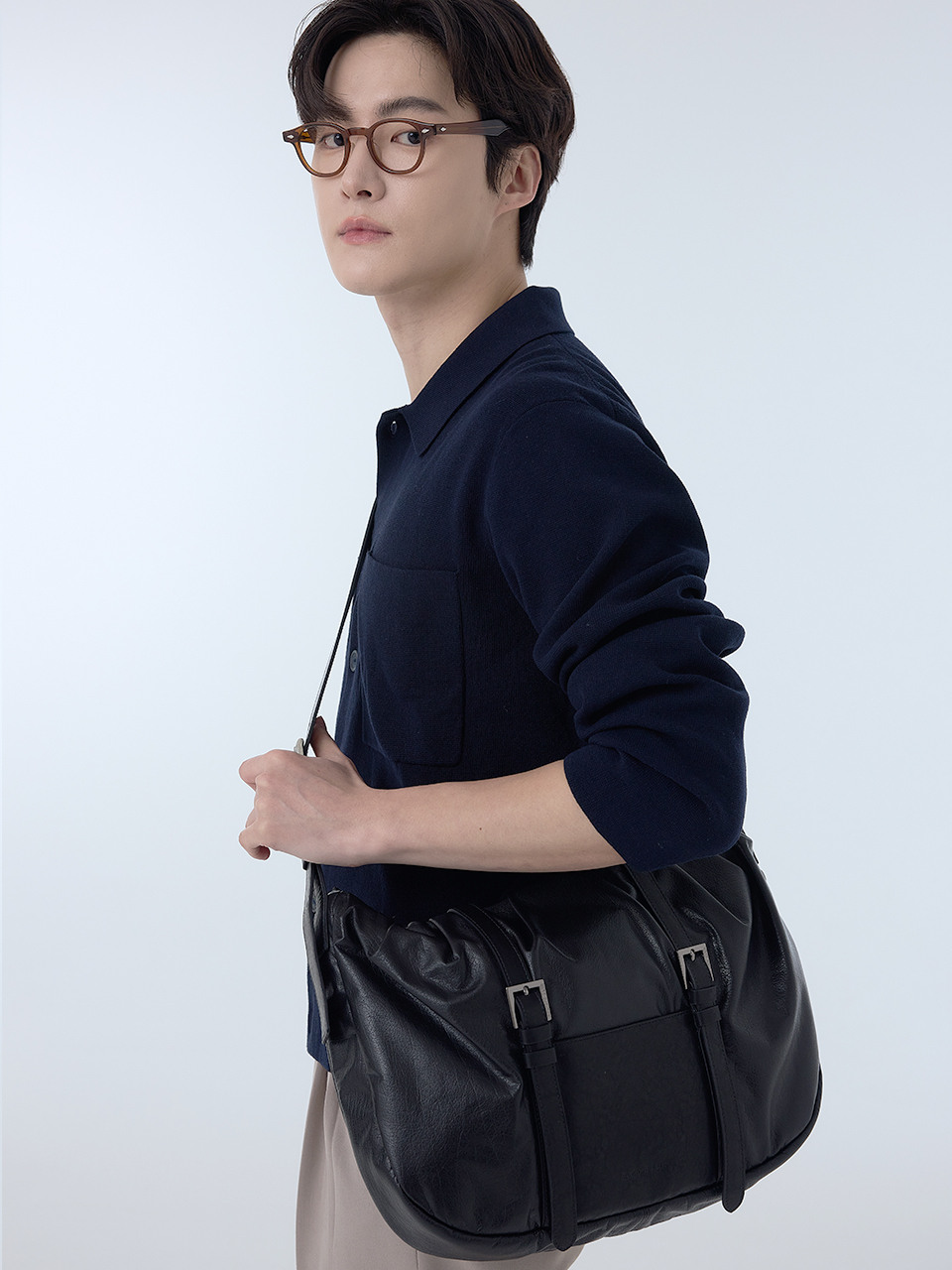 Duo Shirring leather messenger [black]
