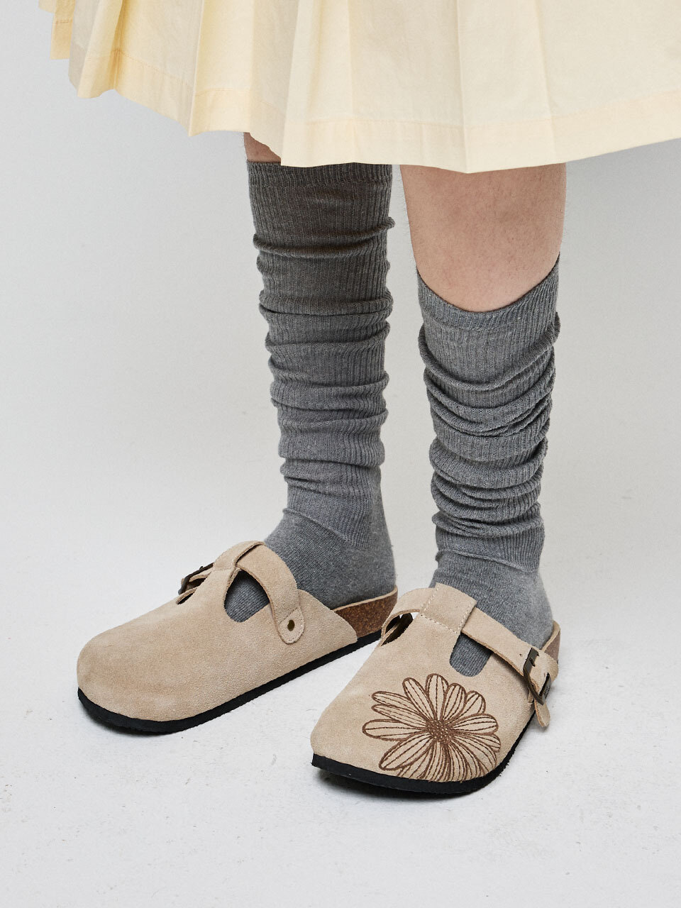 CLASSIQUE T-STRAP SUEDE MULE_TAUPE